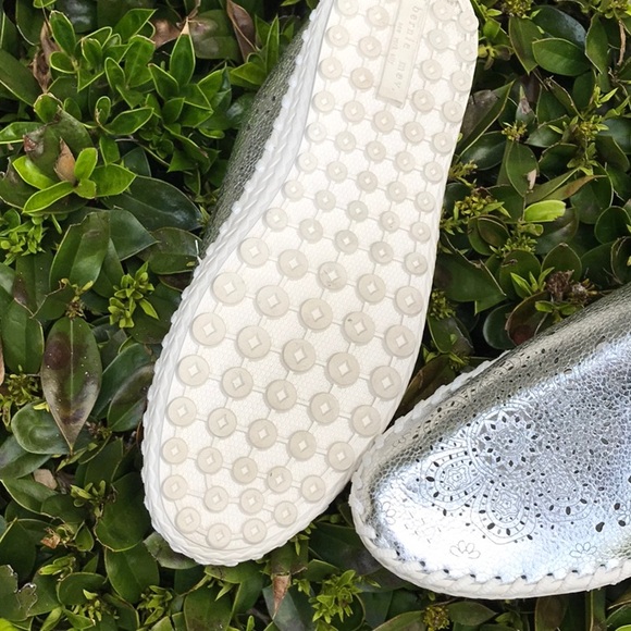 Beautiful pair of silver Bernie Mev lazar cut slip on!  Size 37.  Worn one time - Picture 2 of 5
